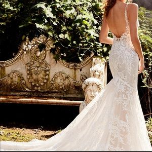 Brand new couture designer wedding dress never worn !